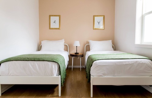 Winnipeg Casa | La Cabane Guesthouse- Cozy urban cabin feel in the French Quarter