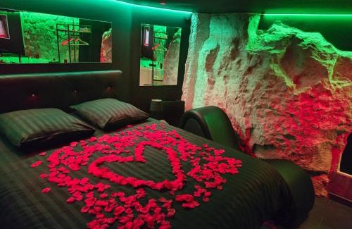 Hastings Villa | La Cachette Secrete - Love Room à Caen en Normandie avec Balnéo et Sauna Privatif