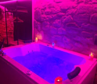 Hastings Villa | La Cachette Secrete - Love Room à Caen en Normandie avec Balnéo et Sauna Privatif