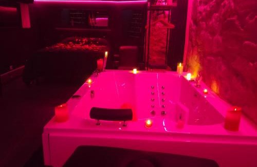 Hastings Villa | La Cachette Secrete - Love Room à Caen en Normandie avec Balnéo et Sauna Privatif