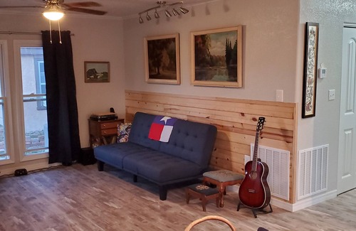 Shamrock Casa | La Casa Amarilla - a cozy home in Friendly Small Texan Town