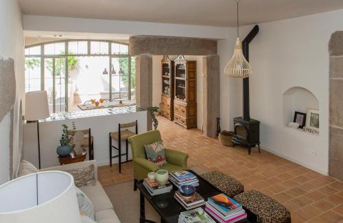 Oropesa Casa | La Casa del Pasadizo elegante casona restaurada con piscina