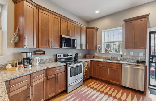Eckington Casa | La Casa del Professore - 4BR/3.BA, Free St. Parking, Spacious Deck & Yard