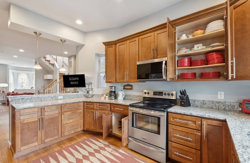 Eckington Casa | La Casa del Professore - 4BR/3.BA, Free St. Parking, Spacious Deck & Yard
