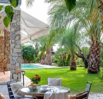 Algoda Casa | La Casa del Zurdo, oasis de palmeras en Alicante con piscina