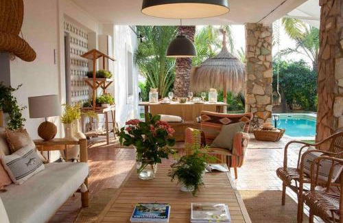 Algoda Casa | La Casa del Zurdo, oasis de palmeras en Alicante con piscina