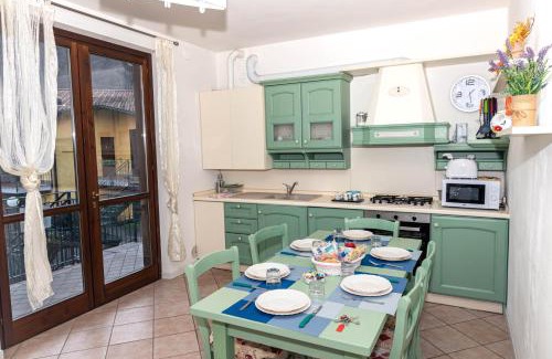 Tavernola Apartamento | La casa di Gabry in residence con piscina comune