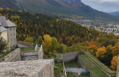 Briancon Apartamento | La Casa Gialla: Cosy apartment in the heart of Briançon's historic center
