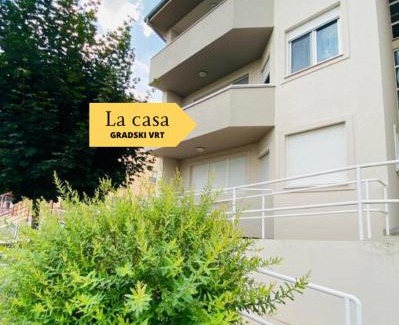 Osijek Apartamento | LA CASA GRADSKI VRT modern family apartment with lockable bike storage