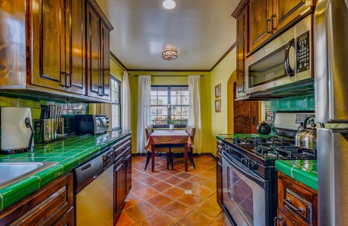 Historic Tennis Club Casa | La Casita-Rare Find, a pie del centro de la ciudad - 3 BR / 2 BA House
