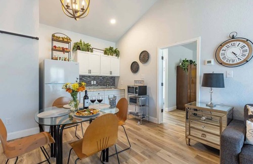 Fredericksburg Cabina | La Casita: Hot-tub & Firepit, 15 min to Fred!