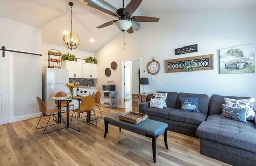 Fredericksburg Cabina | La Casita: Hot-tub & Firepit, 15 min to Fred!