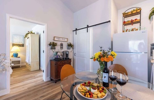 Fredericksburg Cabina | La Casita: Hot-tub & Firepit, 15 min to Fred!