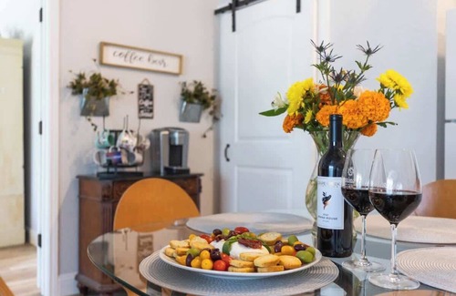 Fredericksburg Cabina | La Casita: Hot-tub & Firepit, 15 min to Fred!