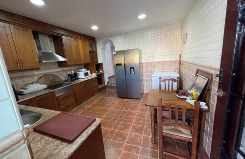 Los Puches Villa | La Casona de Piedra: Casa Rural con Piscina Privada y Vistas, Cerca de Playas