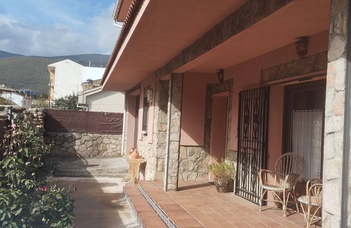Rascafría Chalet De Esquí | La Casona de Rascafria, independiente, rodeada de jardin e ideal para familias.