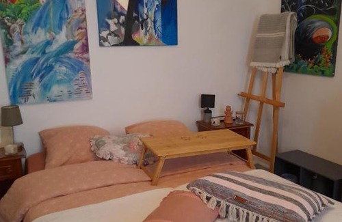 Saint-Pol-de-Leon Cama Y Desayuno | La chambre de Garance et ses couleurs d'art