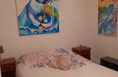 Saint-Pol-de-Leon Cama Y Desayuno | La chambre de Garance et ses couleurs d'art