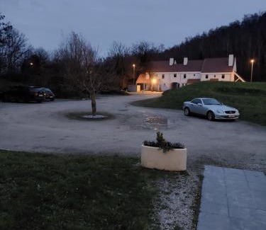 Liege Cama Y Desayuno | La chambre et le studio du château du golf de Bernalmont