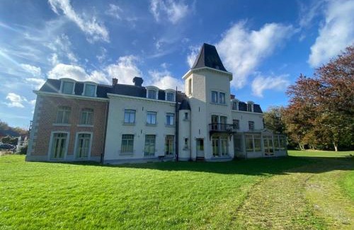 Liege Cama Y Desayuno | La chambre et le studio du château du golf de Bernalmont