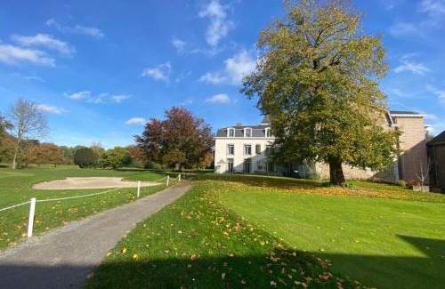 Liege Cama Y Desayuno | La chambre et le studio du château du golf de Bernalmont