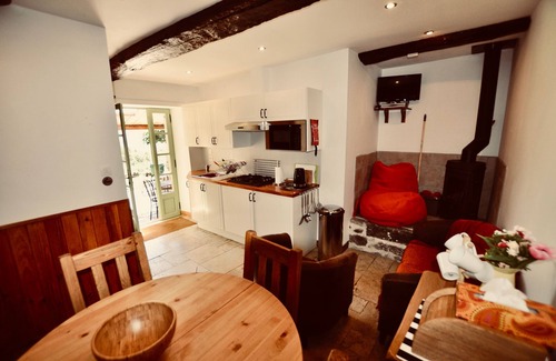 Riols Cabaña | La Chataigne - Cosy gite with panoramic mountain views, immersed in beautiful nature
