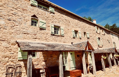 Riols Cabaña | La Chataigne - Cosy gite with panoramic mountain views, immersed in beautiful nature