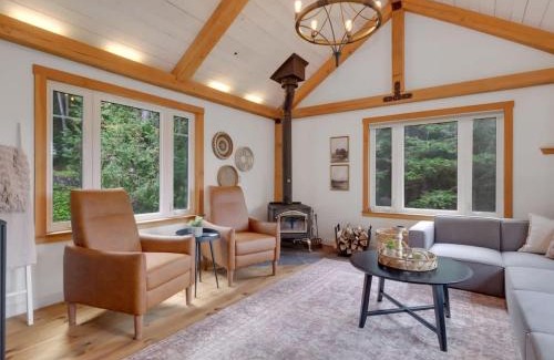Val-des-Monts Casa | La Chataigne - Wilderness waterfront escape