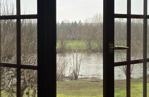 Villeneuve-sur-Allier Hotel | La Chaumière DE L'EAU SAUVAGE