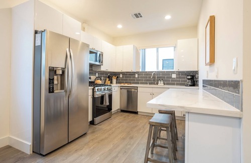 Pico-Union Casa | LA Cityscapes views w/Rooftop, New construction and Fresh Stylish Furnishings.