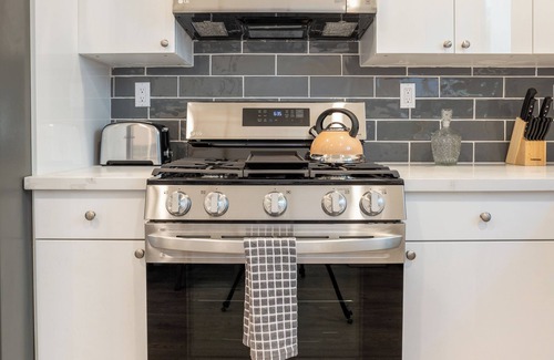 Pico-Union Casa | LA Cityscapes views w/Rooftop, New construction and Fresh Stylish Furnishings.