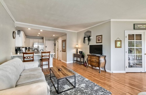 Aviara Condominio | La Costa Condo | Pool, BBQ, Gated Parking