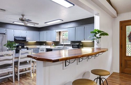 Medina County Casa | La Coste- A Birdy Vacation Rental