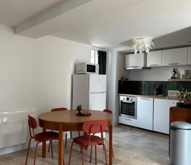 Neuville-aux-Bois Apartamento | La cour fleurie