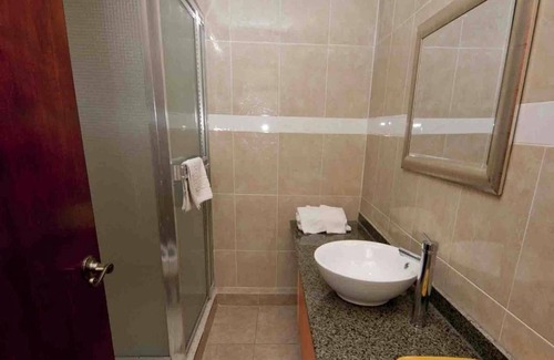 Campo Alegre Hotel | La Cresta Inn