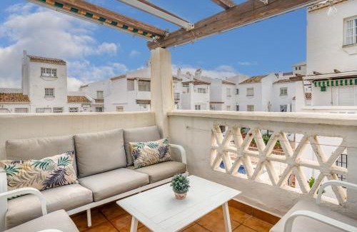 Castillo de Sabinillas Apartamento | La Duquesa apt with pool by Costarentals - Ref M8