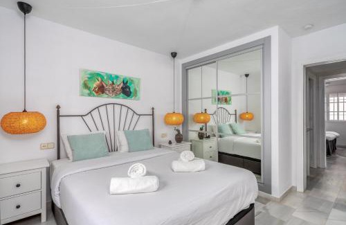 Castillo de Sabinillas Apartamento | La Duquesa apt with pool by Costarentals - Ref M8