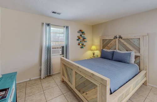 Rio Rancho Apartamento | La Escapada, Master Suite w Washer/Dryer