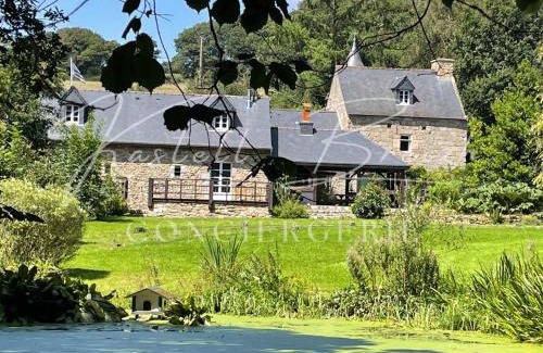 Saint-Gilles-Pligeaux Casa | La familiale du manoir de Kerollivier