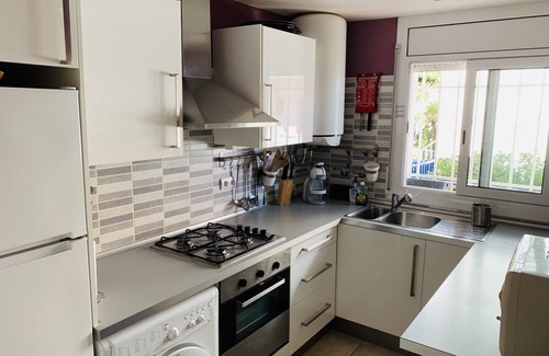 Llanca Apartamento | Vistas panorámicas al mar - cerca de la playa - hiper equipado Wi-Fi gratuita.