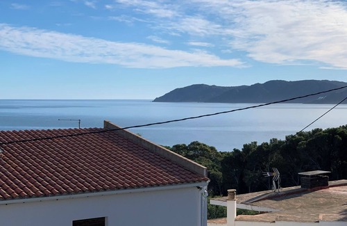 Llanca Apartamento | Vistas panorámicas al mar - cerca de la playa - hiper equipado Wi-Fi gratuita.