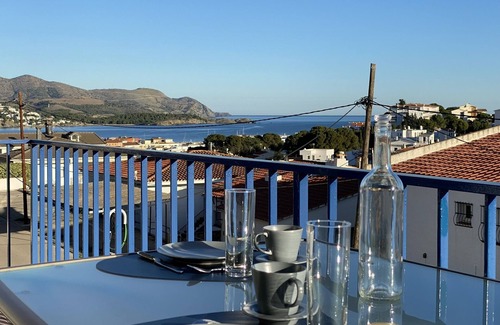 Llanca Apartamento | Vistas panorámicas al mar - cerca de la playa - hiper equipado Wi-Fi gratuita.