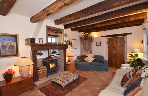 Molazzana Otro | La Fattoria Farmhouse with La Stalla Apartment (Sleeps 14, 7 Bedrooms)