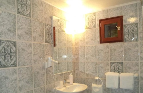 Saint-Etienne-sous-Bailleul Casa | La maisonnette-Casa-Tradicional-Baño con bañera-Vista al Jardín