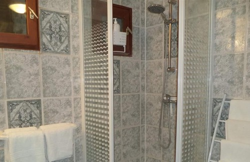 Saint-Etienne-sous-Bailleul Casa | La maisonnette-Casa-Tradicional-Baño con bañera-Vista al Jardín