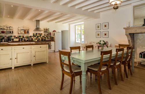 Saint-Andre-et-Appelles Casa | La Gravouse: casa señorial con piscina privada y cancha de tenis situada entre las viñas