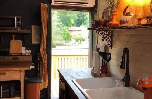 Elsah Casa | La Grange at Suite Jane - private studio barn loft apartment: a bohemian getaway