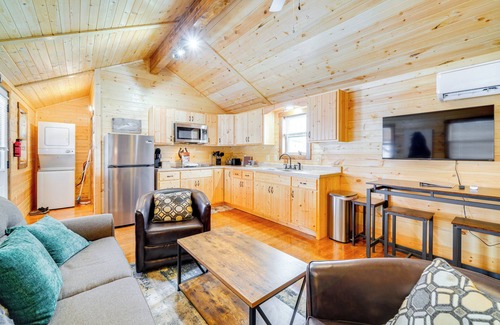 La Grange Cabina | La Grange Cabin on a Racehorse Farm w/ Pond Views!