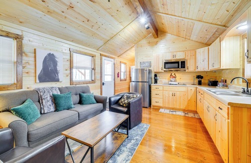 La Grange Cabina | La Grange Cabin on a Racehorse Farm w/ Pond Views!