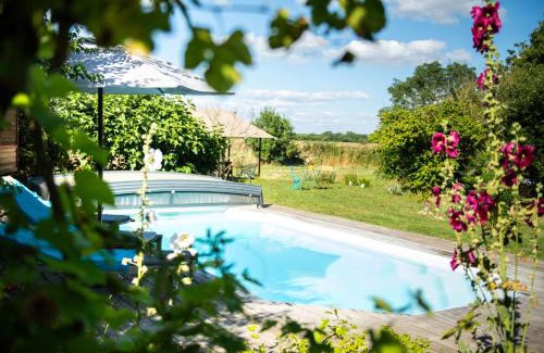 Le Gue-d'Allere Cabina | La Jolie Longère Fleurie Lodge avec piscine et jardin